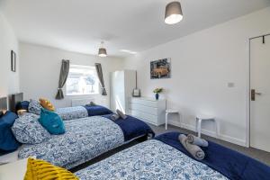 Postel nebo postele na pokoji v ubytování 4BR New Build - Near Ferry Port - Great for Groups