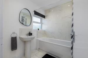 Koupelna v ubytování 4BR New Build - Near Ferry Port - Great for Groups