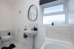 Koupelna v ubytování 4BR New Build - Near Ferry Port - Great for Groups