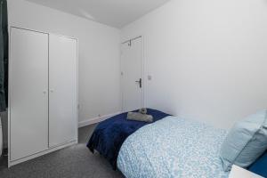 Postel nebo postele na pokoji v ubytování 4BR New Build - Near Ferry Port - Great for Groups