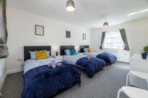 Postel nebo postele na pokoji v ubytování 4BR New Build - Near Ferry Port - Great for Groups
