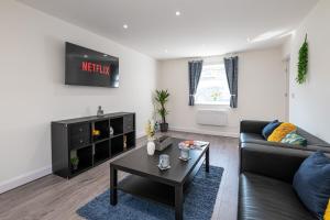 TV a/nebo společenská místnost v ubytování 4BR New Build - Near Ferry Port - Great for Groups