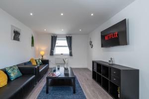 TV a/nebo společenská místnost v ubytování 4BR New Build - Near Ferry Port - Great for Groups
