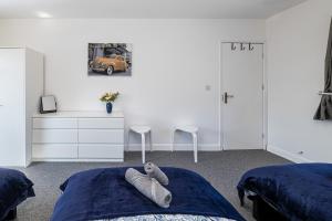 Postel nebo postele na pokoji v ubytování 4BR New Build - Near Ferry Port - Great for Groups
