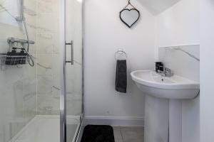 Koupelna v ubytování 4BR New Build - Near Ferry Port - Great for Groups