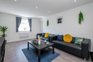 Posezení v ubytování 4BR New Build - Near Ferry Port - Great for Groups
