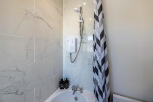Koupelna v ubytování 4BR New Build - Near Ferry Port - Great for Groups + 37 fotografií