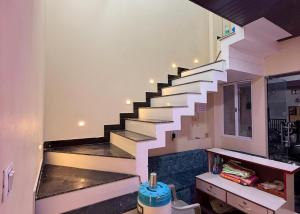 Fotografie z fotogalerie ubytování Near Mahakal Temple BUDGET HOTEL V R , UJJAIN, Fully Air conditioned Rooms with Wifi and Parking, Best Hotel IN Ujjain v destinaci Udždžain