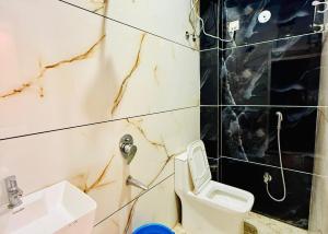 Fotografie z fotogalerie ubytování Near Mahakal Temple BUDGET HOTEL V R , UJJAIN, Fully Air conditioned Rooms with Wifi and Parking, Best Hotel IN Ujjain v destinaci Udždžain + 19 fotografií