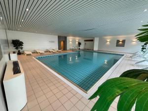 a large swimming pool in a hotel room with at Panoramalounge 712 in Lahnstein