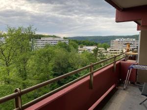 ラーンシュタインにあるPanoramalounge 712の街の景色を望むバルコニー