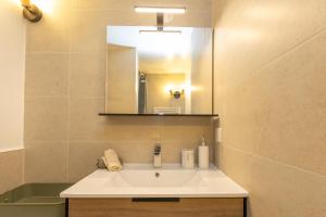 Ένα μπάνιο στο Le Duplex des Ocres - 2 bedrooms - Air conditioning - WiFi