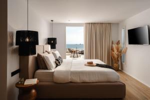 ein Schlafzimmer mit einem Bett und Meerblick in der Unterkunft Almiriki Naxos Beachside Living in Plaka + 97 Fotos