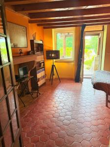 a bedroom with orange walls and a bed and a window at Chambre La Dracysienne in Dracy-le-Fort
