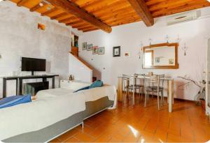 a living room with a bed and a table with chairs at Casa Gelso in Scandicci