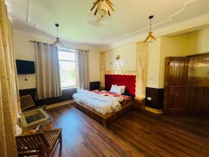 Un dormitorio con una cama y una ventana grande. en White villa cloud 9, en Manali