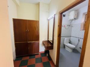 baño con aseo y armario de madera en White villa cloud 9, en Manali