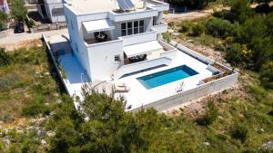 斯里马Residence Opera的享有白色房屋空中美景,设有游泳池