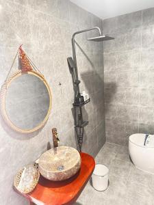 un bagno con lavandino e specchio di Homestay VUVY a Cù Lao Thu