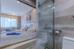 um quarto de hotel com duas camas e um chuveiro em Zhangjiajie International Hotel em Zhangjiajie