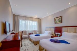Uma cama ou camas num quarto em Zhangjiajie International Hotel