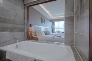 Uma casa de banho em Zhangjiajie International Hotel