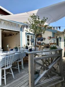 a wooden deck with a table with chairs and an umbrella at Bagarestigen bargel punkt s e in Lysekil