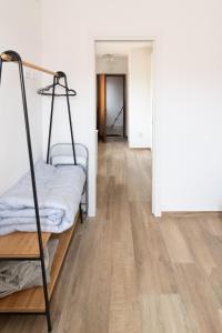 una stanza con un letto a castello e un pavimento in legno di Francesco&Chiara - Sweet Apartment a Chioggia