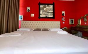 Postel nebo postele na pokoji v ubytování Hotel Vila "Oda E Miqve"