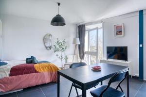 TV a/nebo společenská místnost v ubytování Studio LeBon Port de Vannes