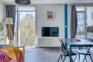 TV a/nebo společenská místnost v ubytování Studio LeBon Port de Vannes