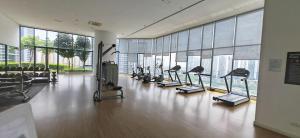 una palestra con un mucchio di tapis roulant in un edificio di Sunway Geo Suites BEAB at Sunway City by Ezprop a Subang Jaya