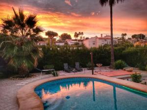 カルプにあるVilla La Musicaの夕日を背景にしたプール +34枚の写真