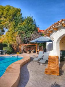 カルプにあるVilla La Musicaのパティオ(プール、椅子、パラソル付)