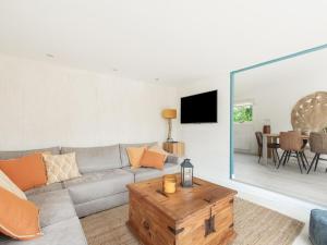 a living room with a couch and a table at The Blue House - Heerlijk aan het Water in Ooltgensplaat