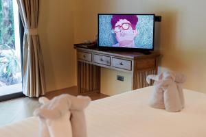 TV a/nebo společenská místnost v ubytování Chivapuri Beach Resort