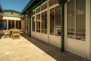 Tòa nhà nơi biệt thự tọa lạc