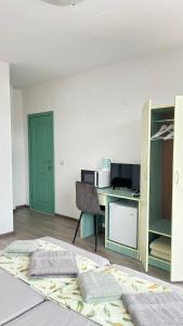 A television and/or entertainment centre at Guest House Pomorie