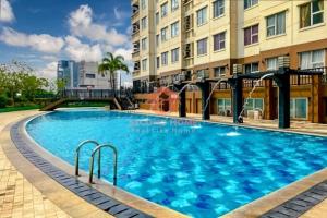 ジャカルタにあるStrategic 3BR Casablanca Mansion with Pool & Wi-Fi by 2ndHomeの建物の前の大きなプール
