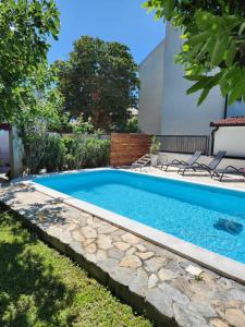 Swimmingpoolen hos eller tæt på Mali Lovor