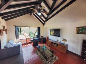 TV a/nebo společenská místnost v ubytování Finca Doña Ana