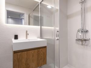 Un baño con lavabo y ducha en Pass the Keys Chic Retreat in the heart of La Cala, en La Cala de Mijas 20 fotos más