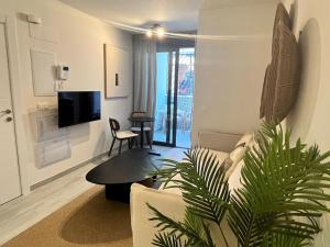 Una sala de estar con un sofá y un televisor. en Pass the Keys Chic Retreat in the heart of La Cala, en La Cala de Mijas