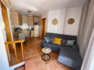 salon z kanapą i stołem w obiekcie Apartamento en Frigiliana w mieście Frigiliana