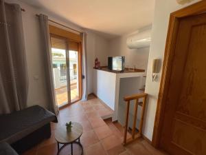 salon z kanapą i stołem w obiekcie Apartamento en Frigiliana w mieście Frigiliana