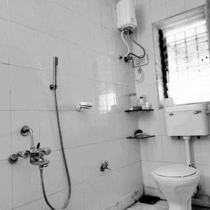 un baño con ducha y WC en Hill View Quads Villa, en Lonavala 15 fotos más