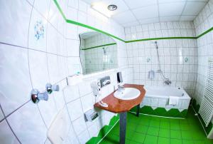 Koupelna v ubytování Hotel Karlshorst + 37 fotografií