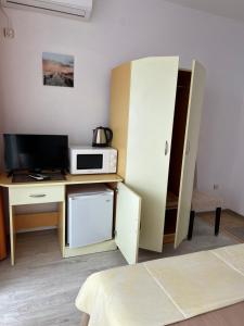 A kitchen or kitchenette at Guest House Pomorie