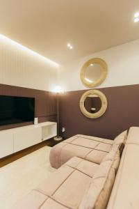 a bedroom with a large bed and a mirror at ATLANT luxury Premium apartments ТЦ ДЕПОТ in Chernivtsi