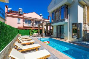 una casa con piscina e una casa di Villa Gelincik, Fethiye a Fethiye